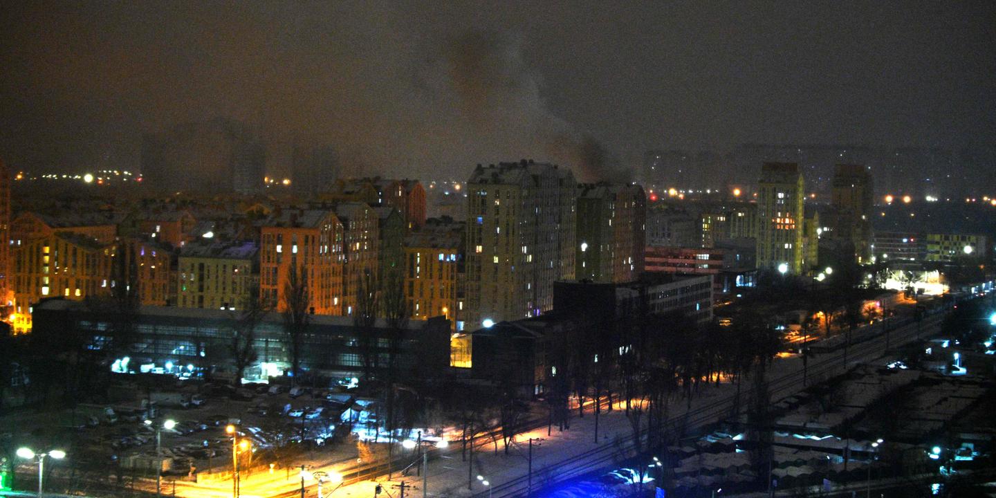 au moins quatre morts et dix blessés dans des frappes russes sur Kiev, l’ensemble du territoire en alerte face aux missiles