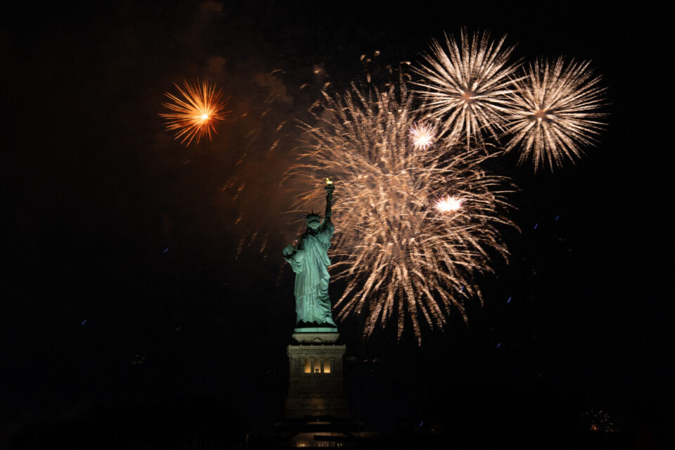 Un feu d'artifice au dessus de la statue de la Liberté, à New York.