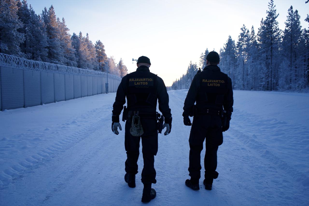 Les gardes-frontière finlandais patrouillent régulièrement le long du mur. [RTS - Ottilia Ferey]