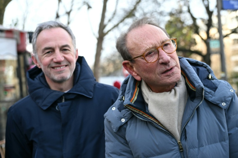 Emmanuel Grégoire (g), candidat de la gauche à la mairie de Paris, avec Bertrand Delanoë, l'ancien maire de Paris (2001-2014), à Paris, dans le 13e arrondissement, le 11 janvier 2026 ( AFP / Bertrand GUAY )
