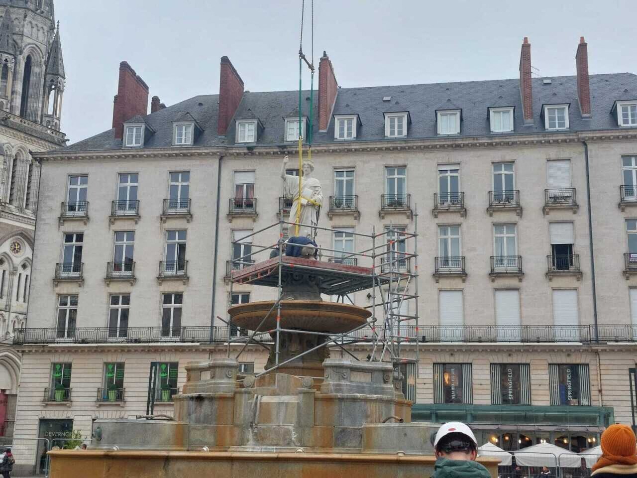 la fontaine de la place Royale retrouve une de ses statues