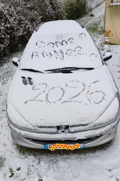 Des voeux de Nouvel An tracés sur la neige fraîche tombée à Vassimont-et-Chapelaine.