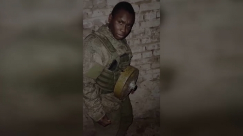 La Russie utiliserait des Africains comme chair à canon contre l’Ukraine : cet homme, désigné comme bombe humaine, est paralysé par la terreur