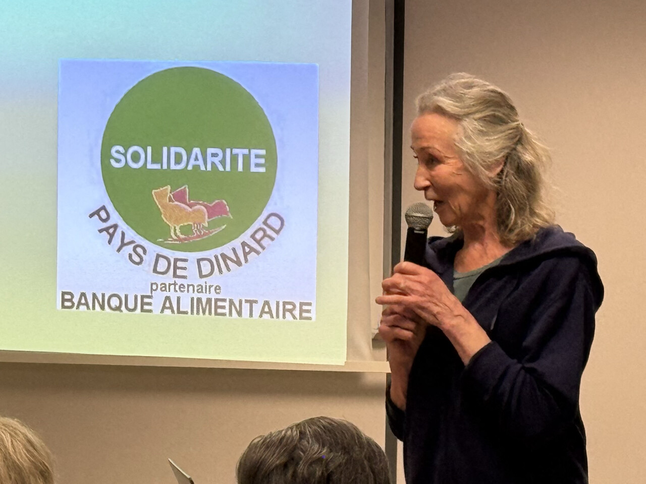 une association souhaite fournir moins d'aliments sucrés et salés à ses bénéficiaires