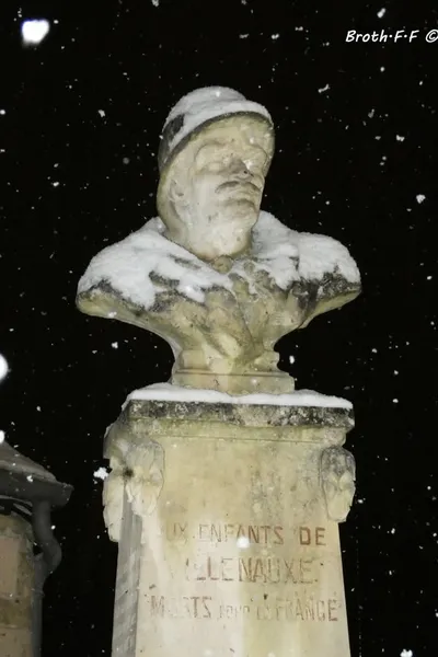 Un buste de monument aux morts à Villenauxe-la-Grande, casqué de neige.