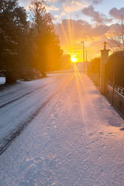 Astre solaire et neige dans le secteur châlonnais.