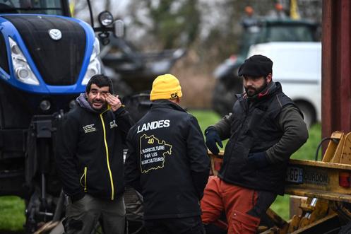 Des agriculteurs bloquent l’accès au dépôt pétrolier « Docks des pétroles d’Ambès » sur un rond-point de Bassens (Gironde), lors d’une manifestation organisée par la Coordination Rurale (CR), le 8 janvier 2026.