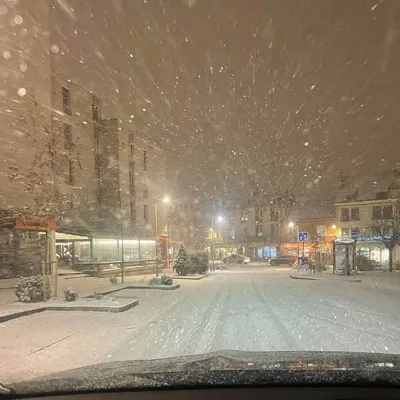À l'abri d'un pare-brise, on assiste à la chute des flocons tourbillonnant dans les airs de Chaumont.