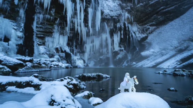 Quentin Danel a mis en scène sa figurine de Gandalf dans un univers gelé à la cascade du Flumen.