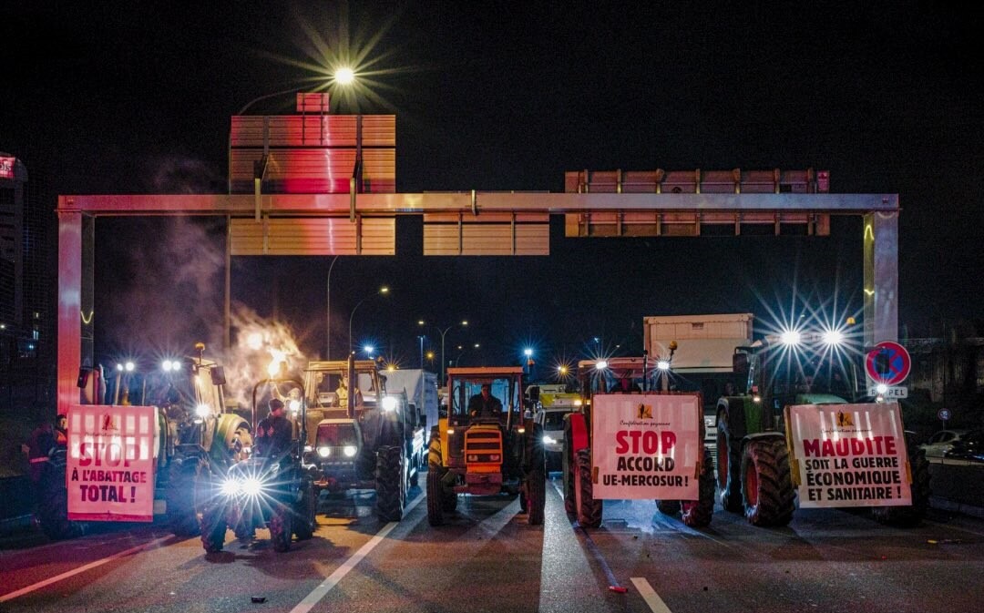 opération escargot en cours sur le périphérique à Paris, les bouchons s'envolent