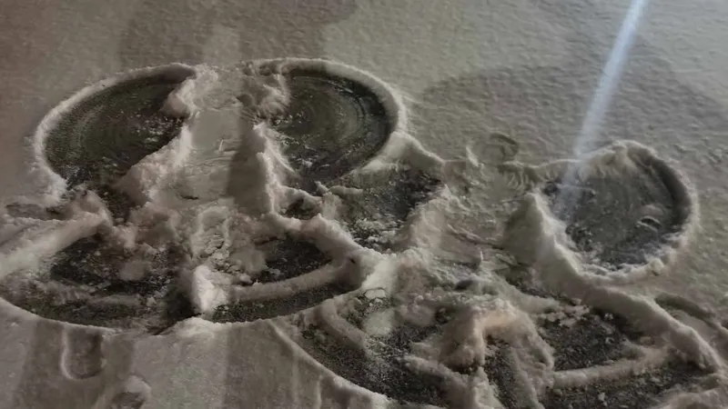 Anges de neige tracés sur le trottoir à Vitry-le-François.