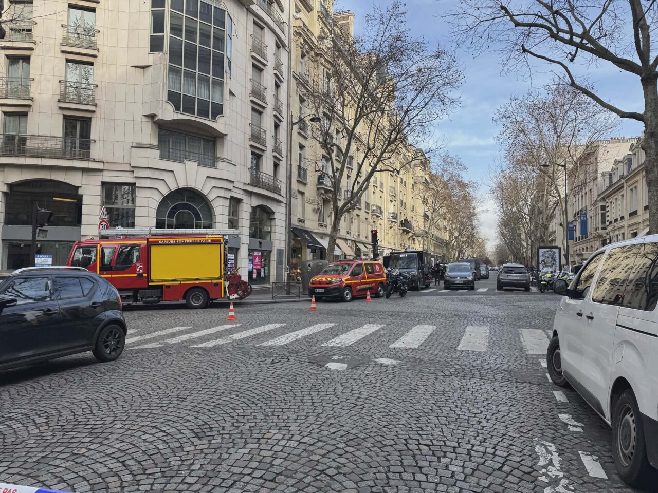 un homme armé retranché chez lui, le secteur bouclé et des écoles confinées