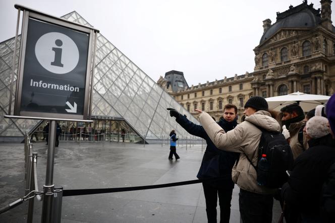 Devant la pyramide du Musée du Louvre, à Paris, le 5 janvier 2026.