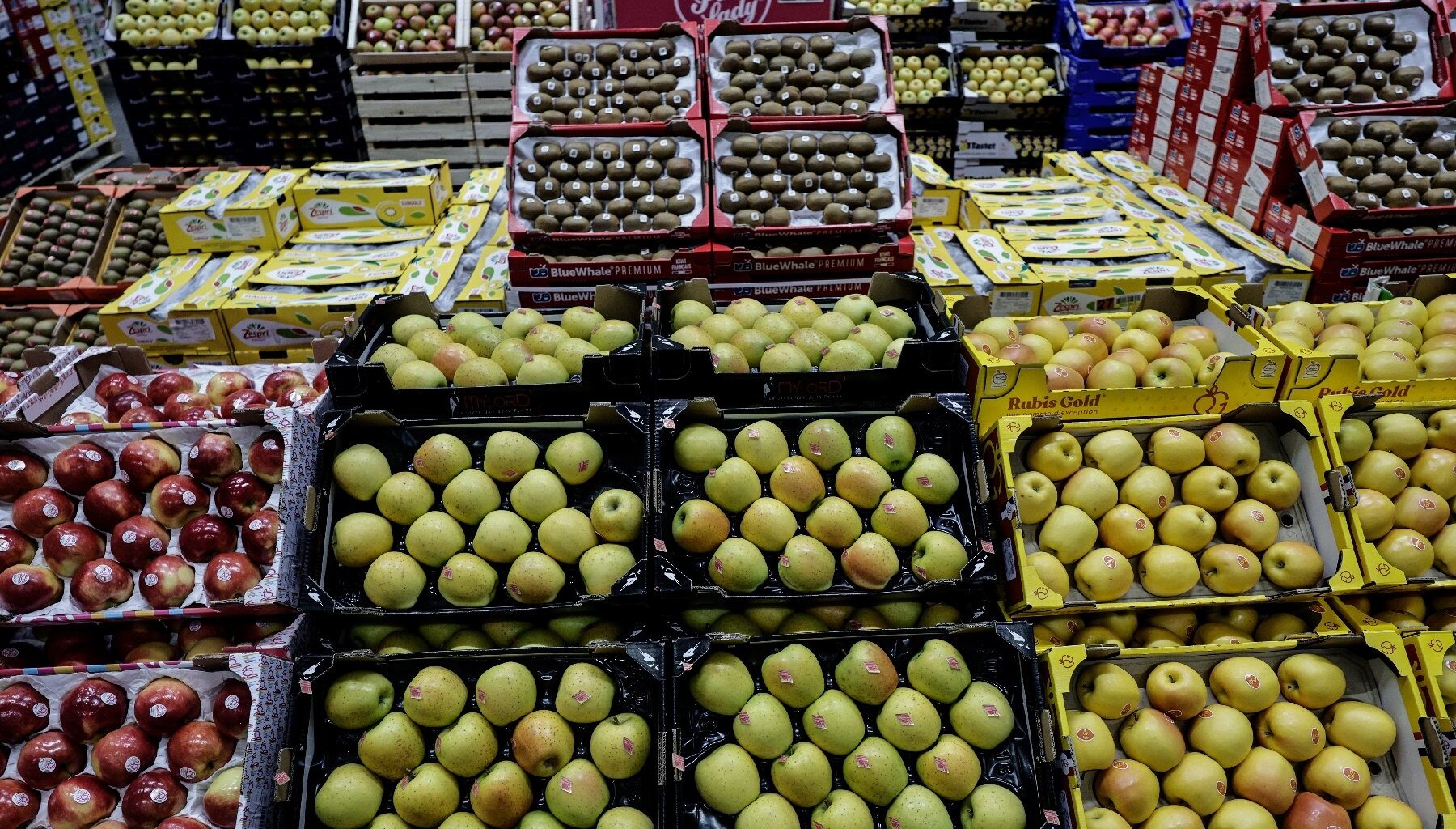 Des ONG alertent sur les cocktails de pesticides dans les pommes en Europe