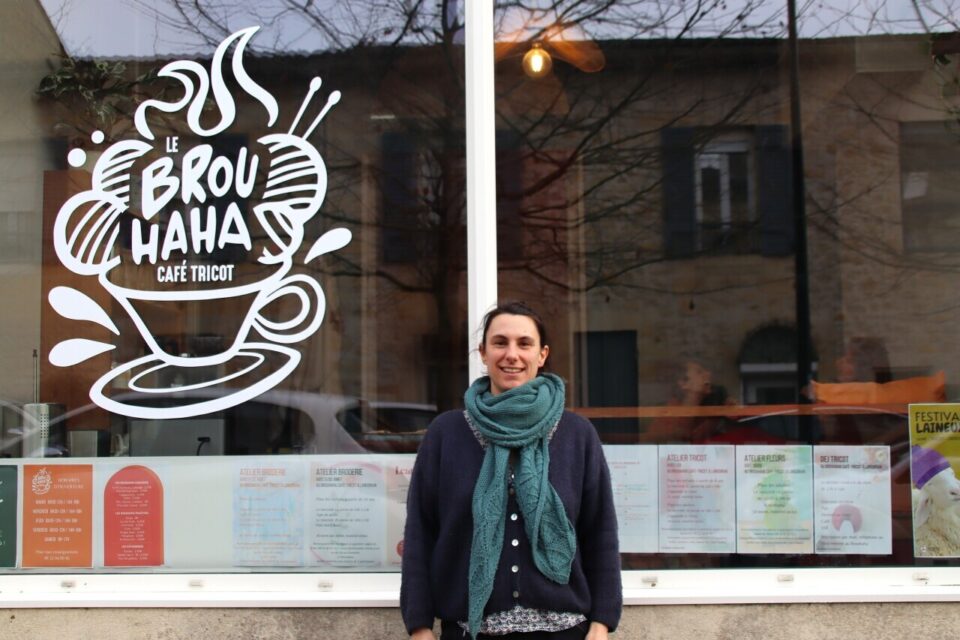Le Brouhaha café tricot à ouvert sur la place Aimé Gauzy, à Langoiran, en Gironde.