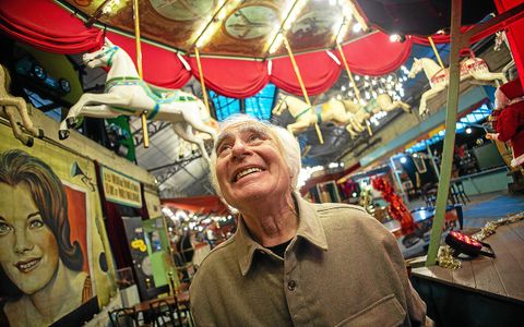 Le Grand Huit, où Régis Masclet expose sa collection de manèges tout en proposant une offre de bar, a ouvert près de la gare de Rennes en 2023.