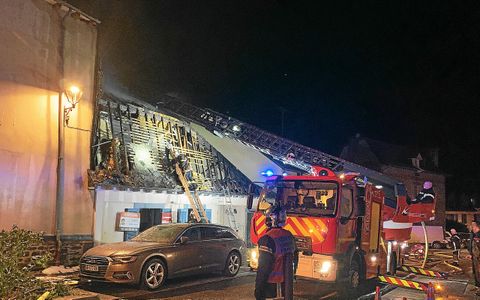 À Châteaugiron, près de Rennes, trois habitations détruites par un important incendie [Vidéo]