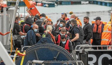 Au Royaume-Uni, le nombre d’arrivées de migrants par la Manche en 2025 est le deuxième plus haut jamais enregistré