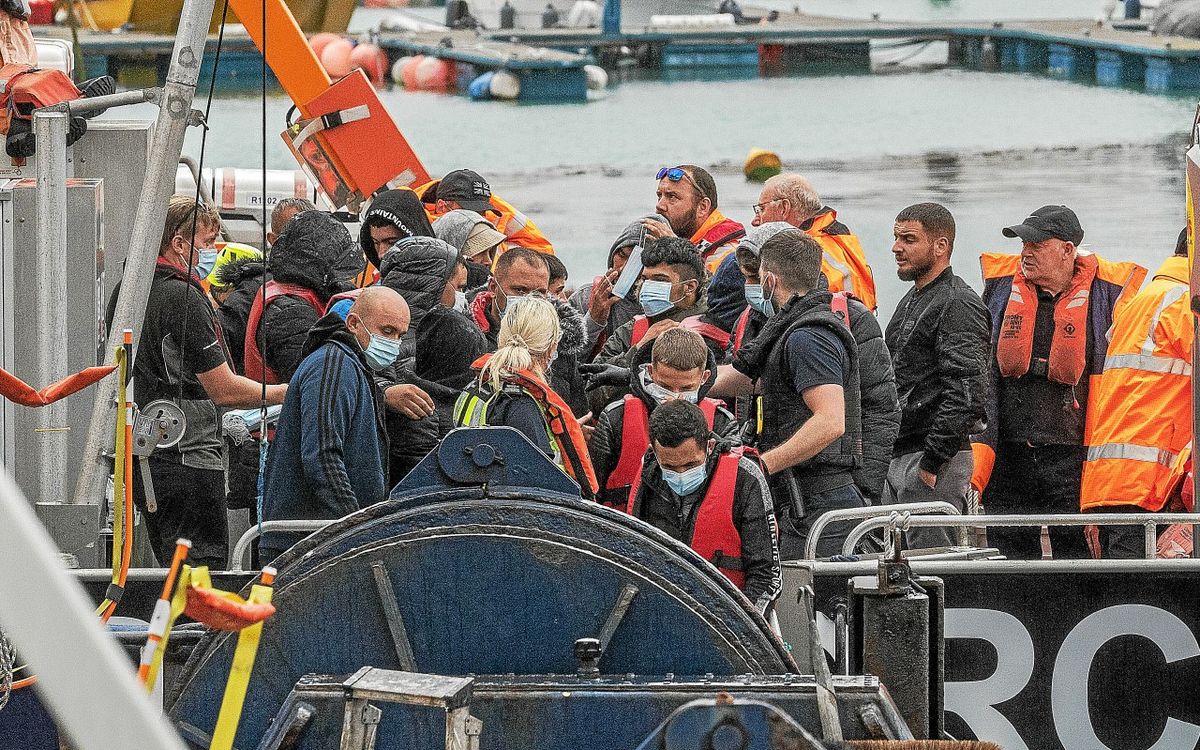 Au Royaume-Uni, le nombre d’arrivées de migrants par la Manche en 2025 est le deuxième plus haut jamais enregistré