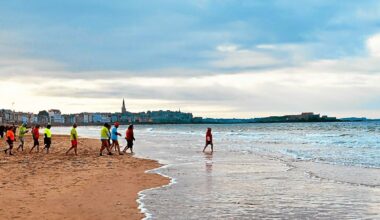 À Saint-Malo, un premier bain de l’année solidaire à la plage de La Hoquette