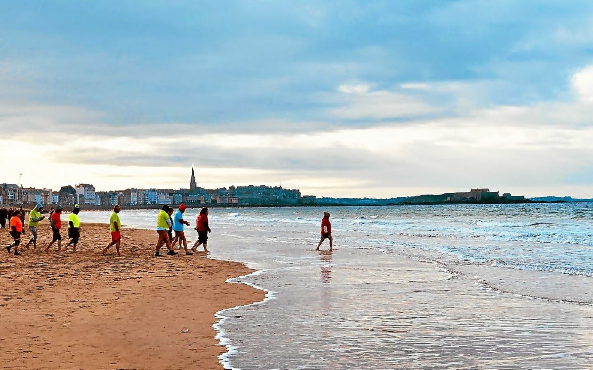 À Saint-Malo, un premier bain de l’année solidaire à la plage de La Hoquette