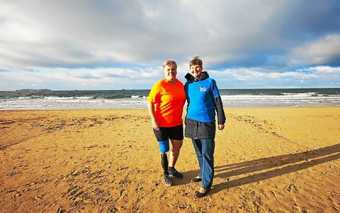 A gauche, Wendy Baardman a lancé il y a quelques années, la fondation "Les Amis de l'école Port Reitz". A ses côtés, Georgette, son amie et ambassadrice de la fondation.
