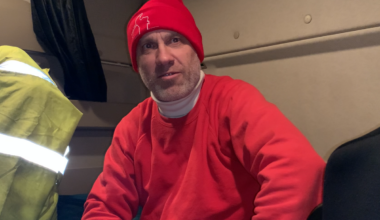 « C’est la galère » : bloqué par la neige, Mickaël passera la nuit dans son camion près de Rennes [Vidéo]