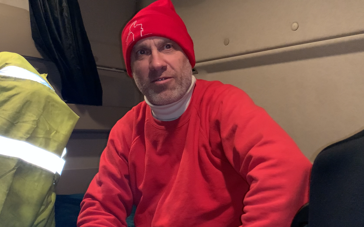 « C’est la galère » : bloqué par la neige, Mickaël passera la nuit dans son camion près de Rennes [Vidéo]