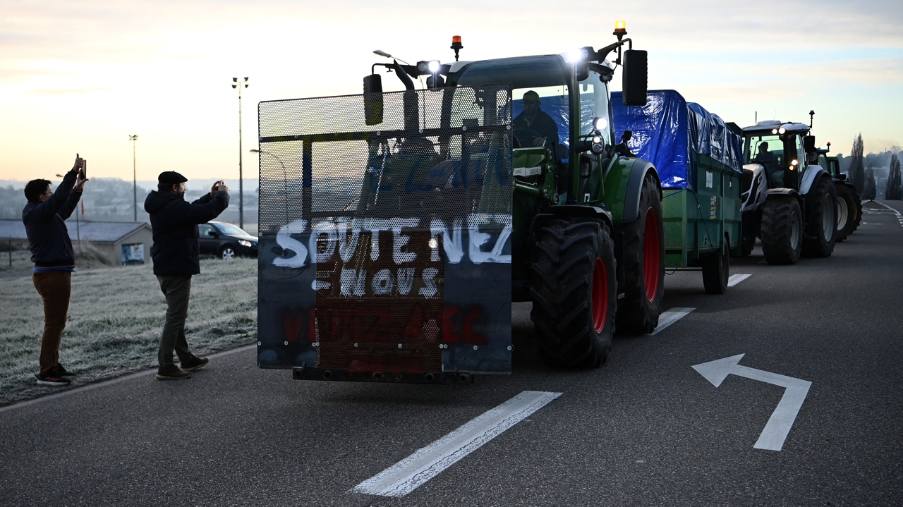 La colère agricole en route pour Paris, "même si la moitié du convoi doit finir en garde à vue"