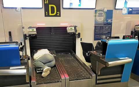 La nuit dernière, dans l’aéroport de Nantes.