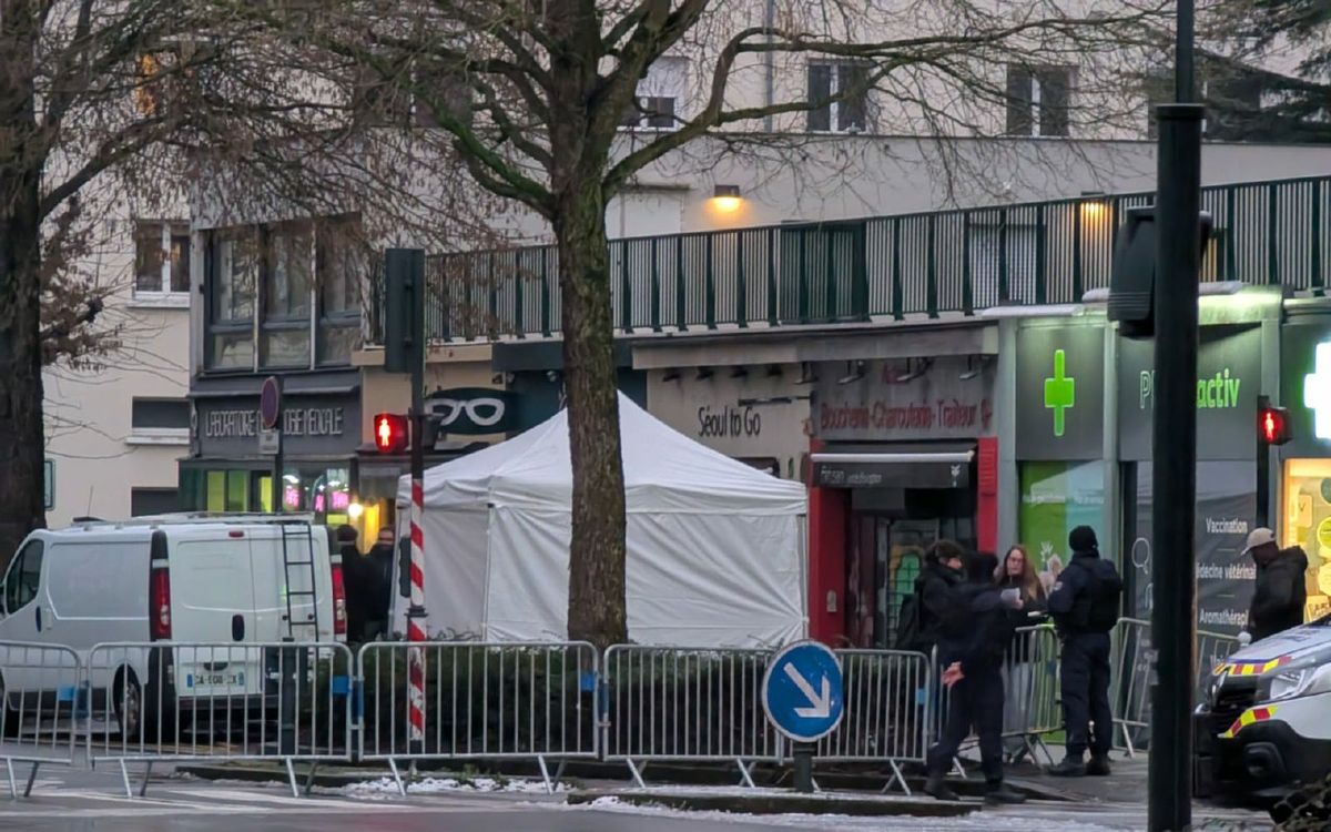 Une tente blanche installée devant des commerces : pourquoi la police a bloqué l’accès à cette rue de Rennes