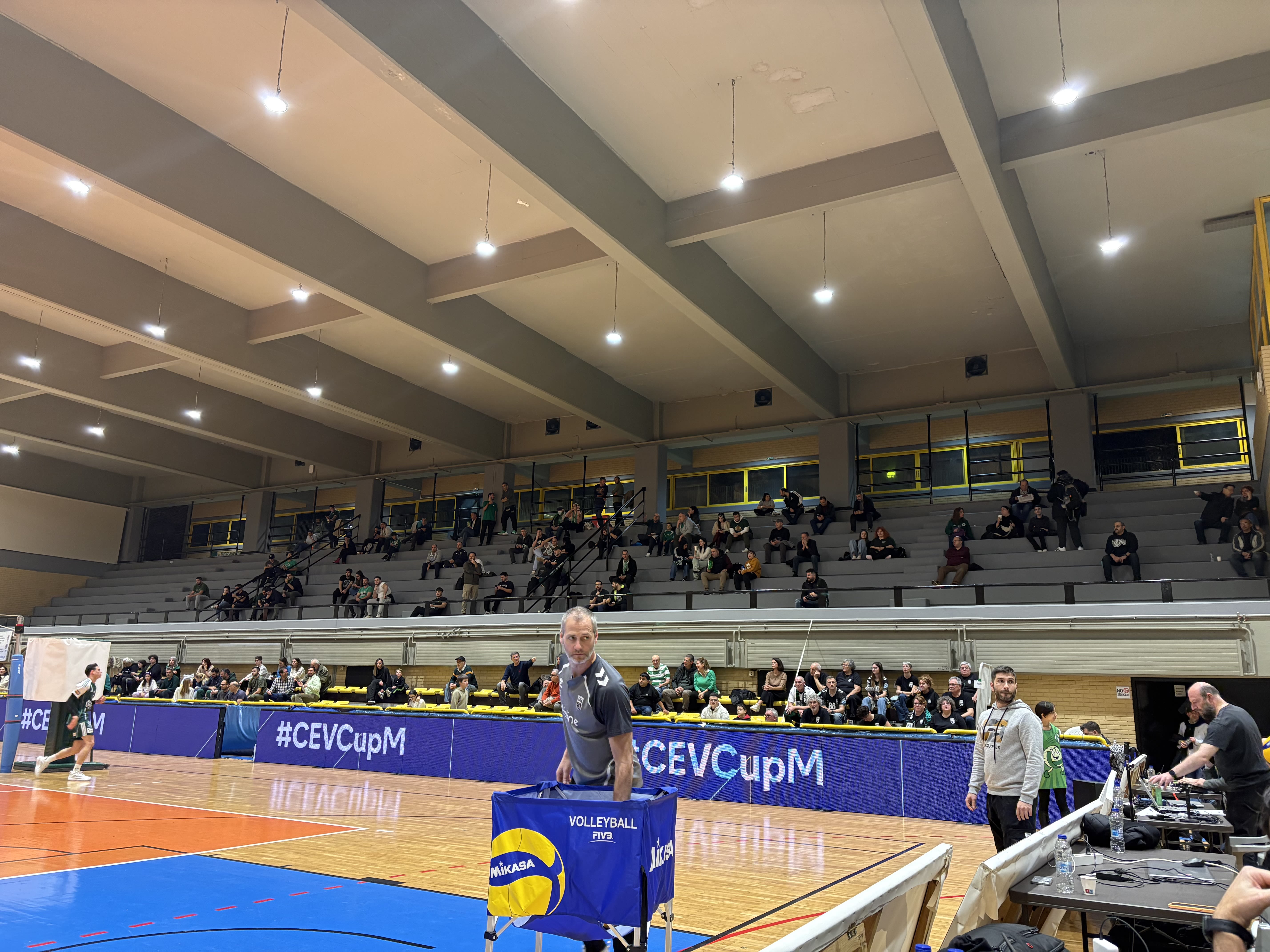 Les tribunes de la salle Gazgas ne sont pas encore pleines.