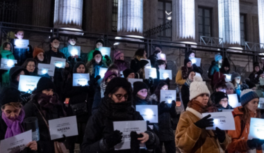 un die-in féministe organisé pour rendre hommage aux victimes de féminicides