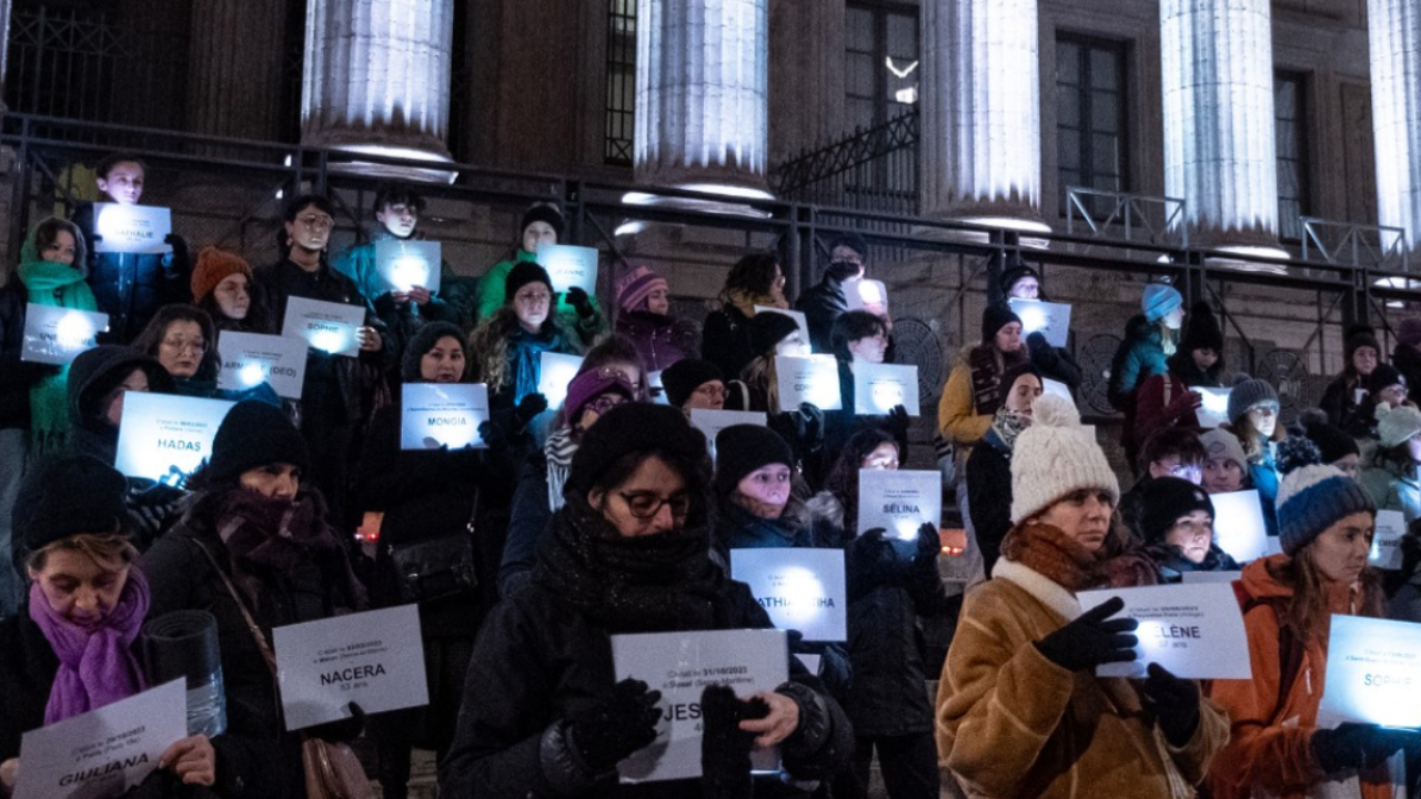 un die-in féministe organisé pour rendre hommage aux victimes de féminicides