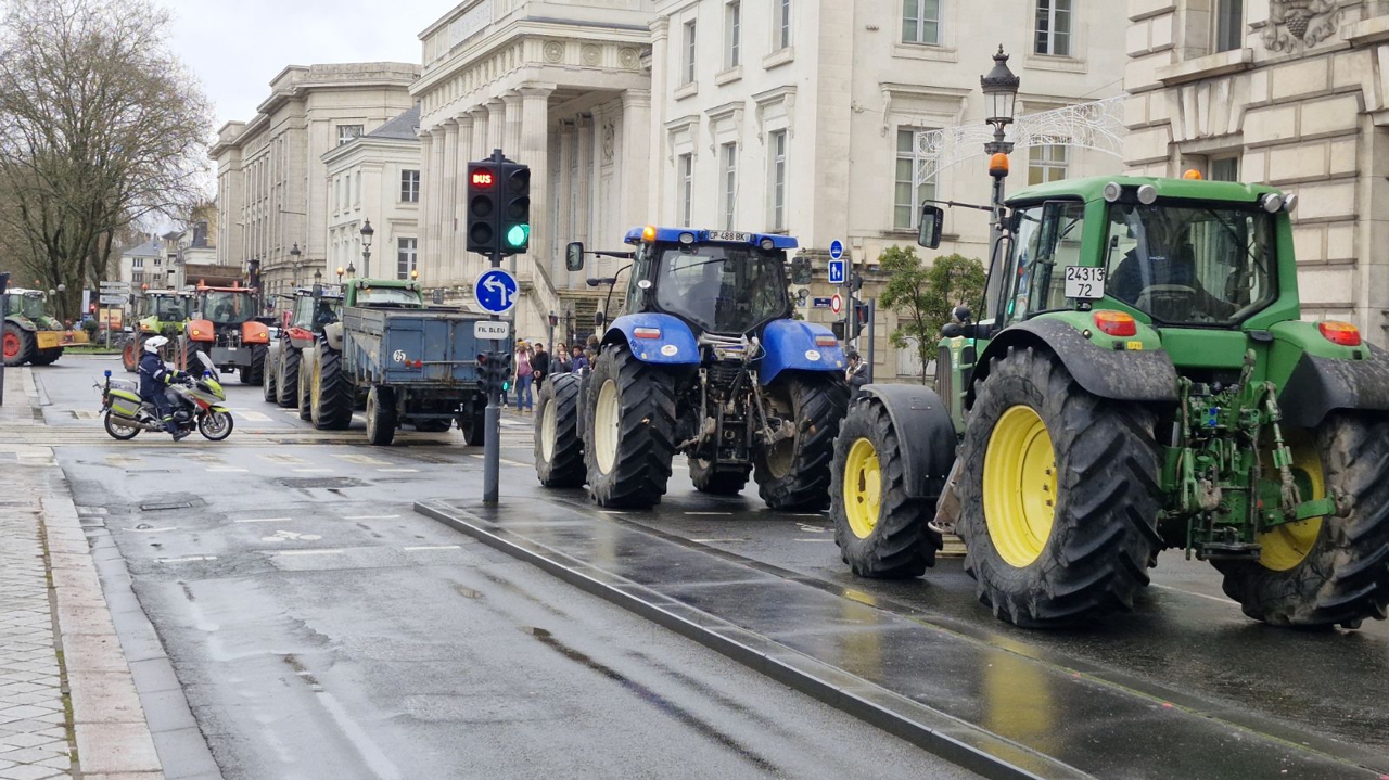 des tracteurs de la Coordination rurale ont rejoint Paris, des actions en cours dans le Centre-Ouest