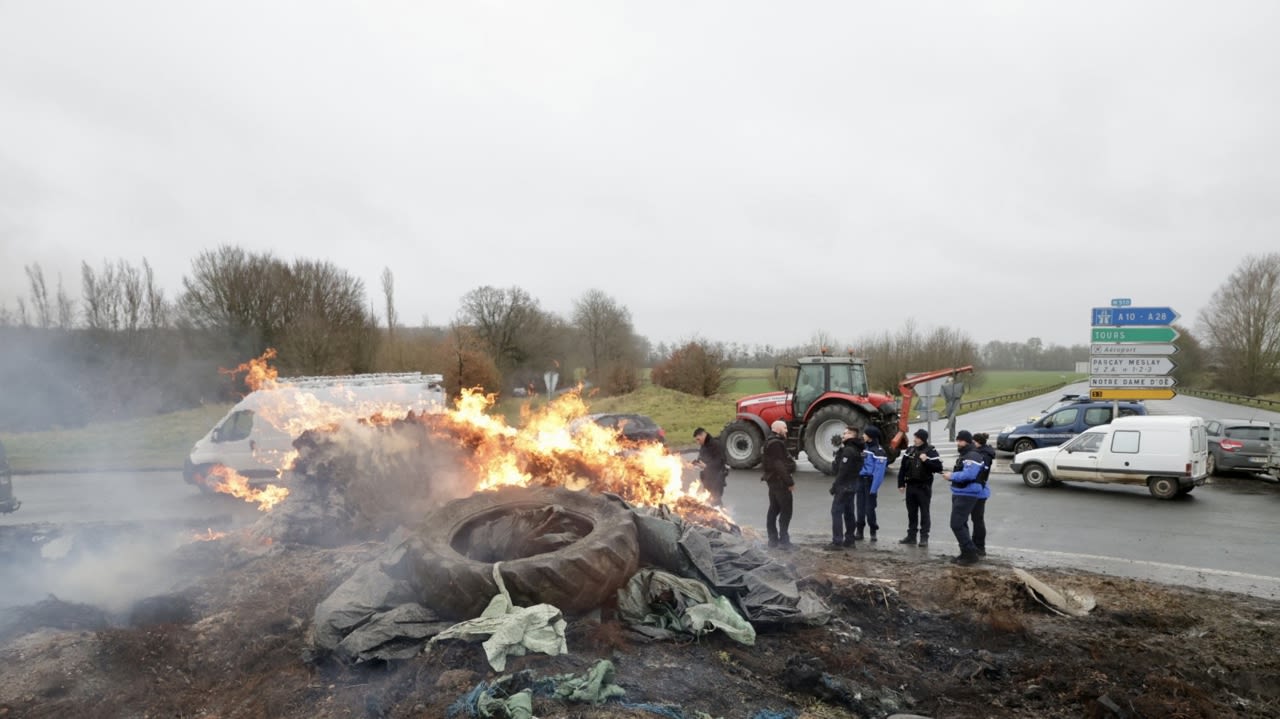 Un feu a été allumé au rond-point situé au croisement des routes départementales 76 et 910, à Parçay-Meslay (Indre-et-Loire).