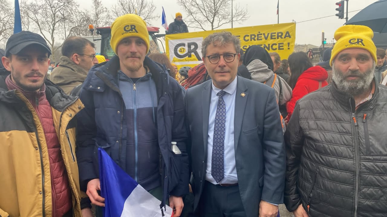 Des agriculteurs d’Indre-et-Loire et le sénateur Vincent Louault, jeudi, à Paris.
