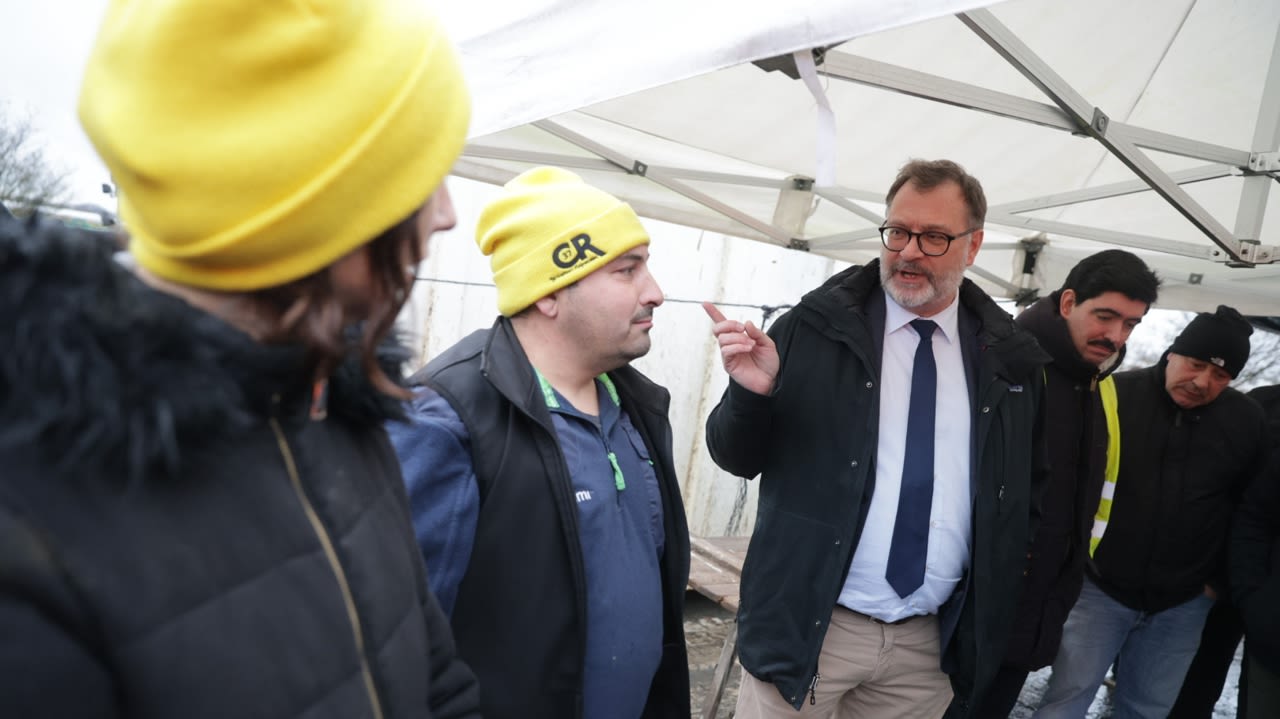 Les agriculteurs de la CR37 occupent le rond-point de Parçay-Meslay, au nord de Tours. Le préfet d’Indre-et-Loire, Thomas Campeaux, est allé à leur rencontre.
