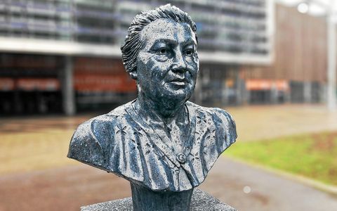 La sculptrice Annick Leroy a récemment réalisé le buste de la fondatrice du FC Lorient, Monique Cuissard. Elle réalisera la statue de l’Irlandais Paddy Moloney.