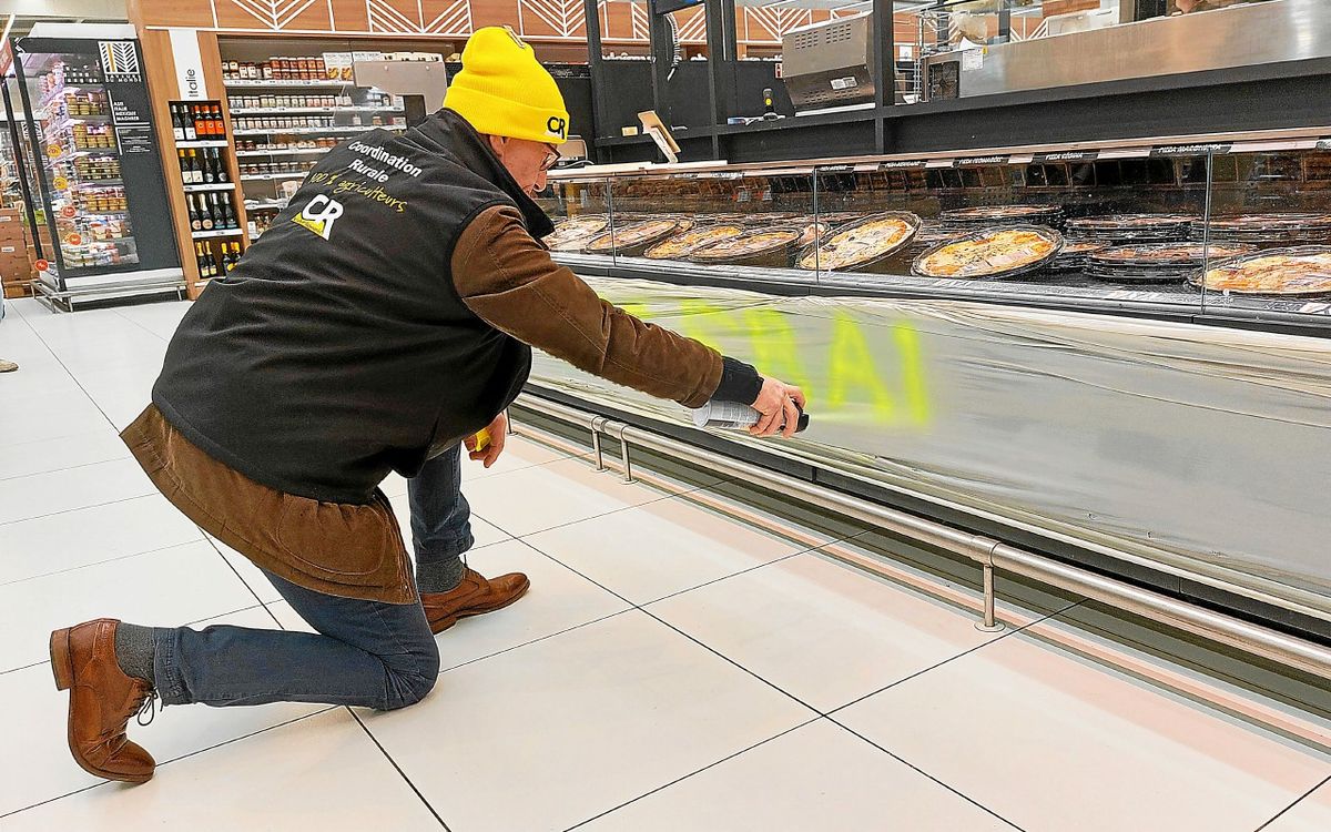 « Ce beurre n’est pas français » : des agriculteurs en colère manifestent dans cet hypermarché Leclerc de Rennes