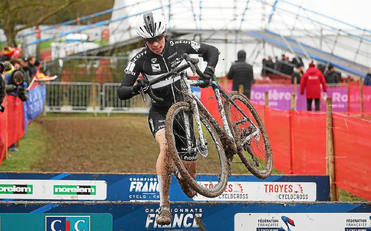 « C’est la course parfaite » : Enzo Conan, champion de France U17 de cyclo-cross, a fait honneur à son statut de favori