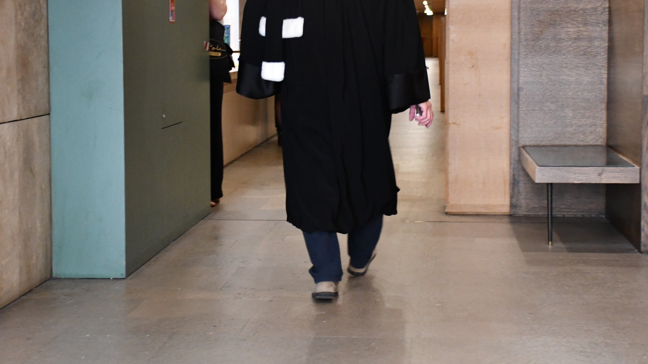 un prévenu contredit son avocat et réclame la prison