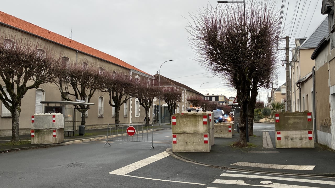 Les agents métropolitains ont bloqué les rues menant à la Cité administrative de Châteauroux pour empêcher les agriculteurs d’y accéder.