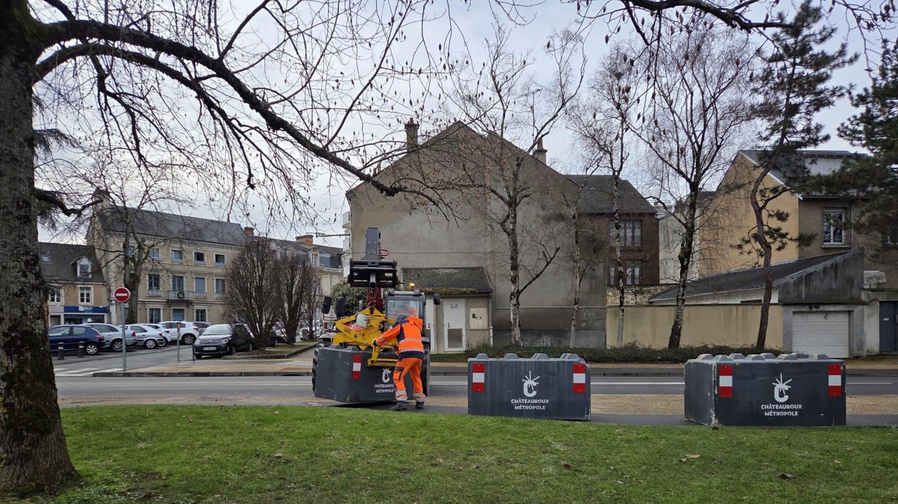 Des blocs de béton sont également en train d’être disposés aux abords de la préfecture de l’Indre, à Châteauroux, depuis 11 h, sur l’avenue François-Mitterrand, à hauteur du rond-point Louis-Deschizeaux. Second lieu susceptible d’être la cible des actions des agriculteurs, avec la cité administrative