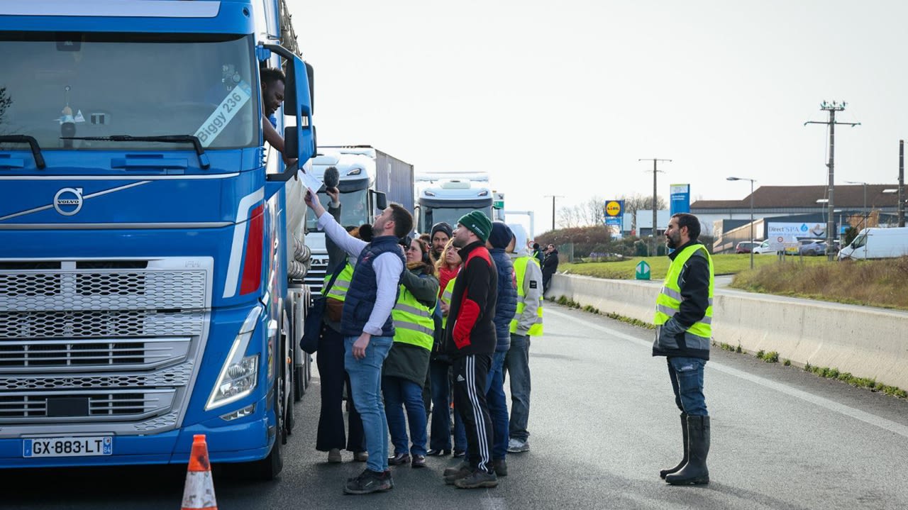 Les Jeunes agriculteurs qui organisent un barrage filtrant sur la N10, expliquent leurs actions aux routiers bloqués.