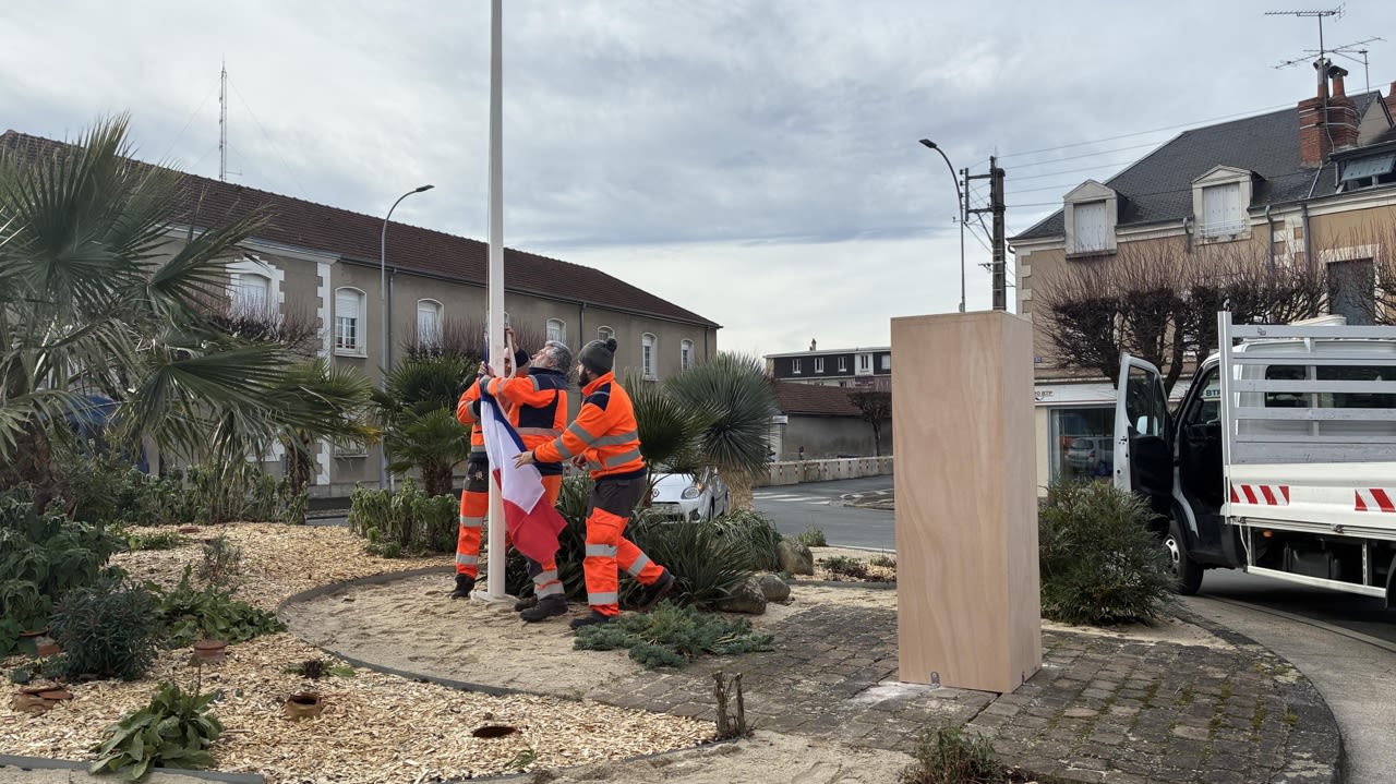 Près de la cité administrative, on a décroché le drapeau français en prévision de l’arrivée des agriculteurs.