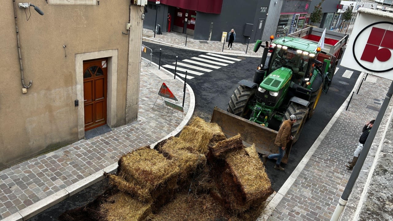 L’accueil de la rédaction de La Nouvelle République de Châteauroux a été visé par un déversement de bottes de paille.