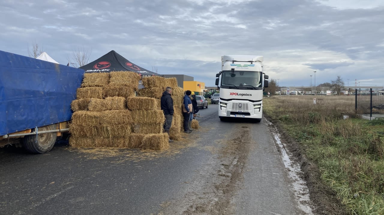 Devant la plateforme Auchan de Chanceaux-sur-Choisille.