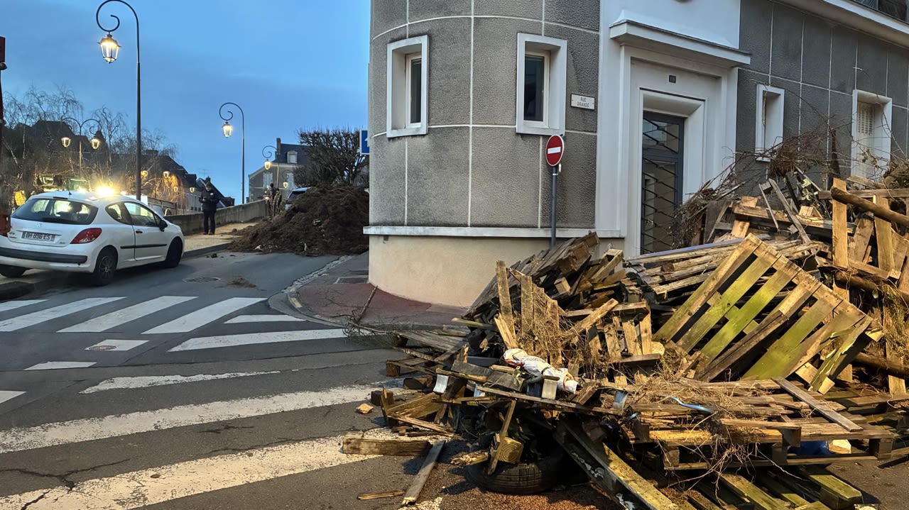 Des palettes et de la terre ont été déversées rues Grande et Palan, à Châteauroux.