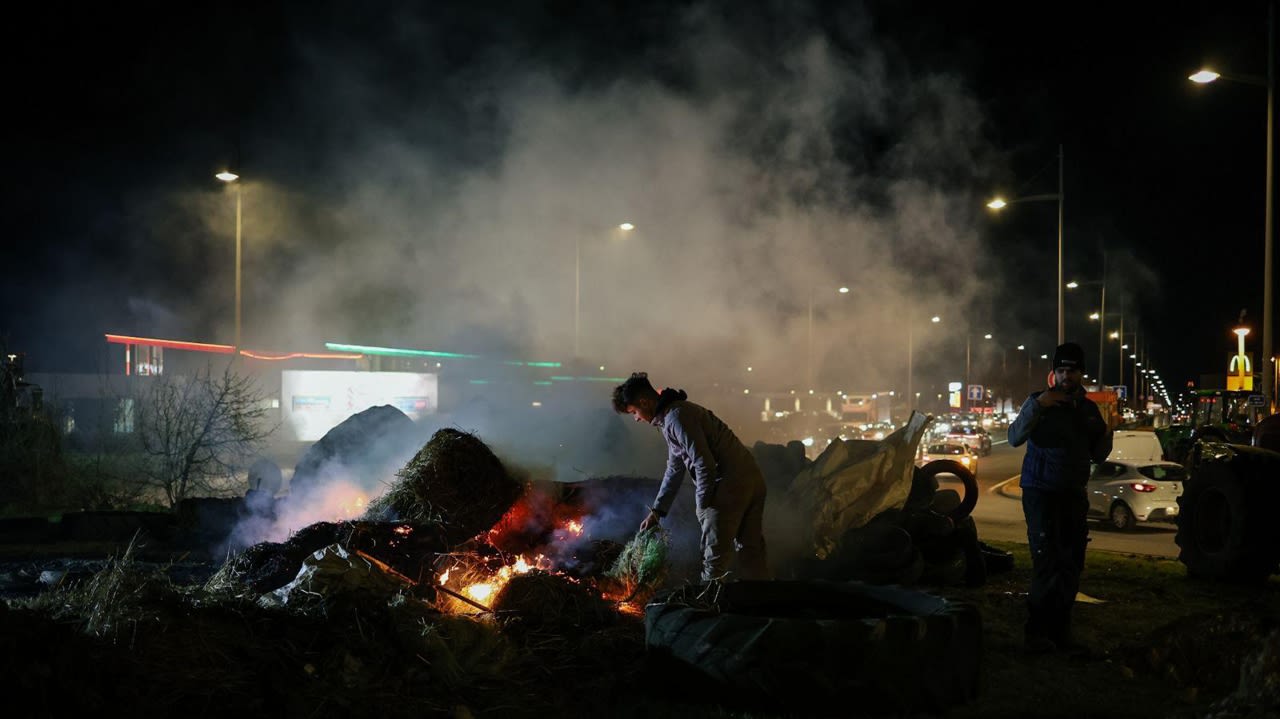 Les Jeunes agriculteurs de la Vienne ont allumé un feu sur le rond-point de l'A10.